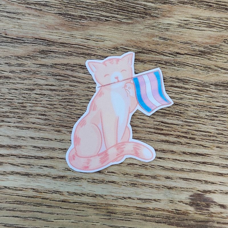 Kissa trans-lippu suussa